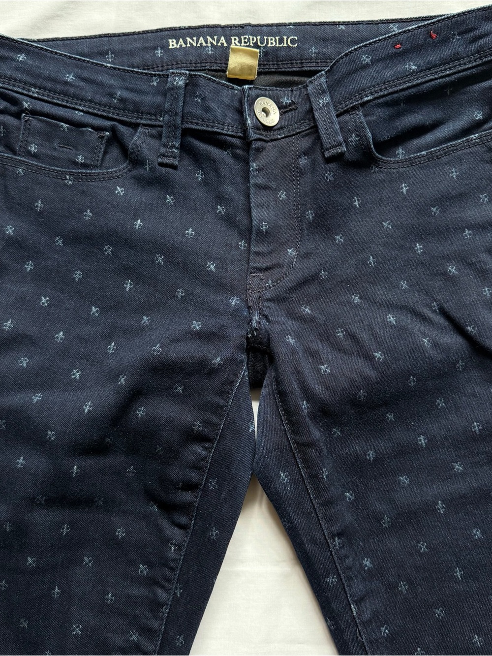 Banana Republic Navy blue w/ small trefoil print size 25P skinny jeans Women’s T